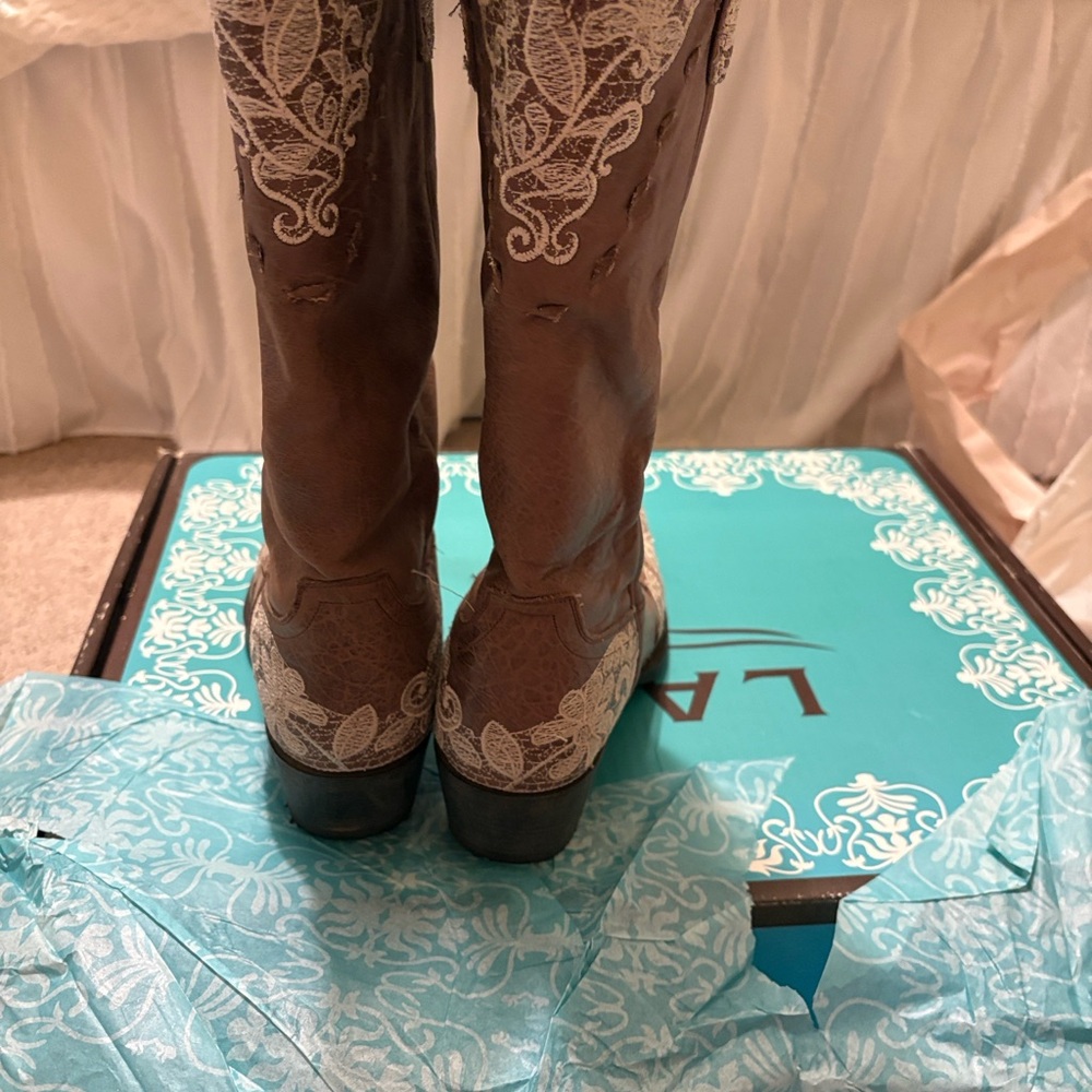 Elegant Lace-Embellished JENI BOOTS BY LANE Size 7 - Picture 5 of 10